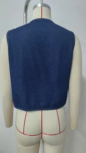 Rückansicht einer klassischen blau gewaschenen Denim-Weste mit sauberen Nähten