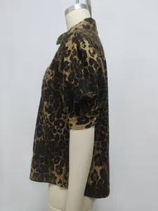 Vista lateral de una camisa vaquera con estampado de leopardo y mangas abullonadas.