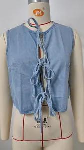 Nahaufnahme einer hellblauen gewaschenen Jeansweste mit dreifacher Schnürung vorne