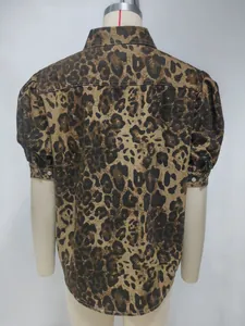 Vista trasera de camisa vaquera con estampado de leopardo y mangas abullonadas.