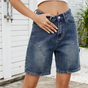 Primer plano de bermudas vaqueras lavadas para mujer con grandes bolsillos frontales.