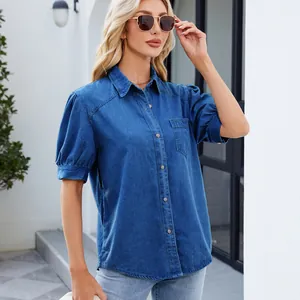 Elegante camisa vaquera para mujer con mangas abullonadas de princesa y cuello de solapa.