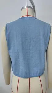 Rückansicht einer hellblauen Weste aus Denim an einer Schneiderpuppe