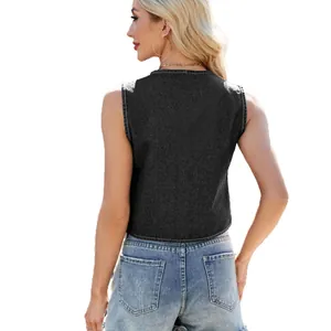 Gilet in denim nero lavato da donna con design senza maniche e vista posteriore casual