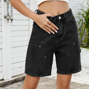 Detalle de bermudas de mezclilla negras lavadas para mujer con bolsillos cargo únicos