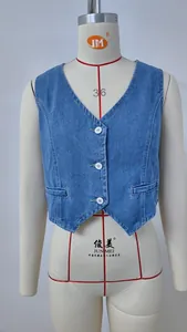 Detailaufnahme der trendigen, kurzen, blau gewaschenen Jeansweste für Damen auf einer Schneiderpuppe