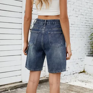 Vista trasera de pantalones cortos vaqueros lavados con bolsillo cargo