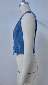 Seitenansicht einer kurzen blauen Jeansweste für Damen an einer weißen Schaufensterpuppe.