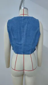 Detaillierte Rückansicht einer gewaschenen blauen Denim-Weste mit feinen Nähten