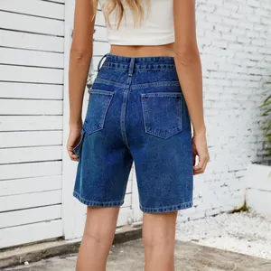Vista posterior detallada de pantalones cortos vaqueros azules lavados de talle alto para mujer