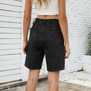 Vista posterior detallada de los pantalones cortos de mezclilla negros lavados para mujer.