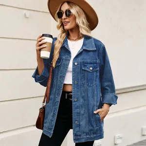 Lifestyle foto van een vintage losse blauwe spijkerjas voor dames op een model