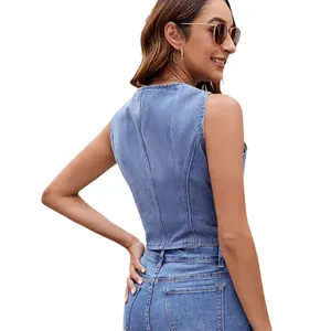 Elegante vista posteriore di un gilet corto in denim blu lavato da donna estivo