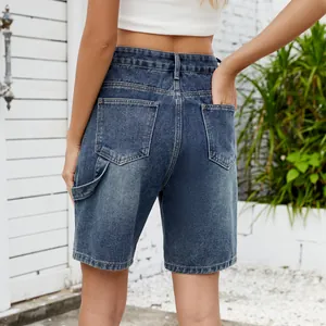 Primer plano de pantalones cortos vaqueros lavados para mujer con trabilla y bolsillos.