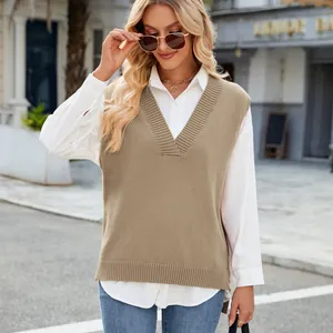 Eleganter khakifarbener Damen-Strickpullover mit V-Ausschnitt in einer Stadtszene