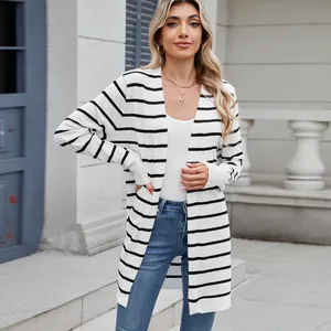 Cárdigan largo de punto con rayas blancas y negras para mujer elegante