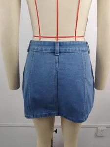 Vue arrière détaillée d'une mini-jupe en jean bleu délavé sur un mannequin de couture