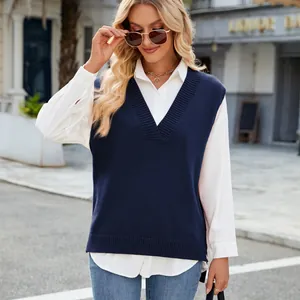 Stylische marineblaue Strickweste mit V-Ausschnitt für Damen in einer Straßenszene