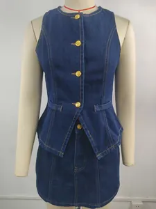 Vue de face d'un ensemble gilet en jean bleu foncé sans manches et jupe