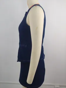 Vue de profil d'un ensemble gilet et jupe en denim bleu marine sur un mannequin de couture.