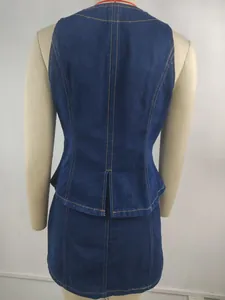 Vue arrière d'un ensemble gilet et jupe en denim bleu délavé avec coutures orange