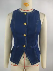 Gros plan d'un gilet en jean décontracté bleu foncé sans manches avec boutons dorés