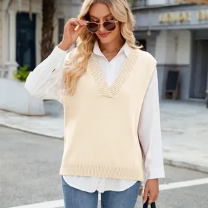Detailaufnahme einer eleganten beigefarbenen Strickweste mit V-Ausschnitt für Damen.