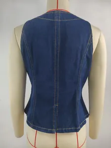 Vue arrière détaillée d'un gilet en jean bleu délavé avec des coutures contrastées jaunes.