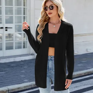 Elegante cárdigan largo de punto negro para mujer mostrado en un moderno entorno urbano