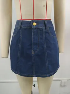 Mini-jupe en jean délavé bleu foncé à taille haute pour femme avec bouton doré