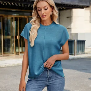 Detailansicht eines blauen kurzärmeligen Strickpullovers für Damen im lässigen Sommerstil
