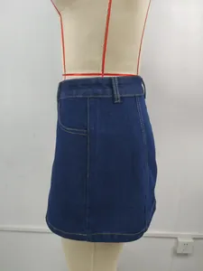 Détail montrant la texture et les coutures d'une mini-jupe en jean délavé bleu foncé solide