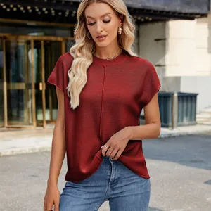 Detail einer lässigen burgunderroten Kurzarm-Strickweste für Damen im Sommerlook