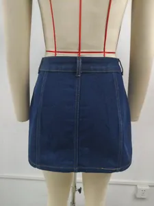 Vue arrière détaillée d'une mini-jupe en jean bleu foncé délavé sur un mannequin