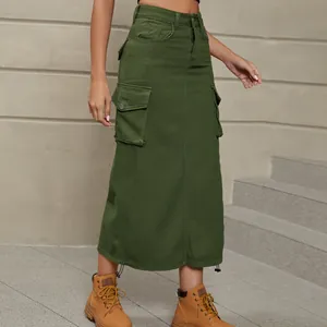 Vue détaillée d'une jupe longue cargo en denim vert olive avec de grandes poches latérales