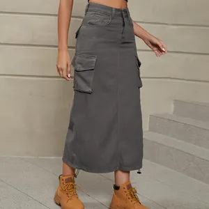 Vue détaillée d'une jupe cargo en denim gris anthracite avec grandes poches utiles