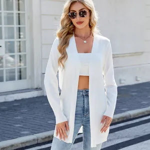 Detalle de un elegante cárdigan de punto blanco de manga larga para moda femenina