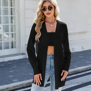Elegante cárdigan largo de punto negro para mujer en un entorno de calle urbana