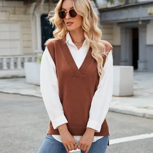 Detailansicht eines braunen V-Ausschnitt Strickpullovers für Damen über Hemd