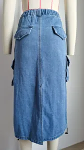 Vue arrière d'une jupe midi cargo en jean bleu avec taille élastique et poches