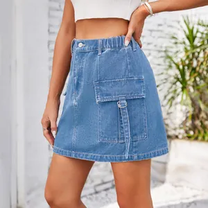 Mini-jupe cargo en jean bleu délavé avec poche utilitaire et taille élastiquée mode