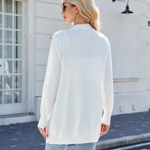 Vista posterior de un elegante cárdigan de punto blanco largo para mujer al aire libre