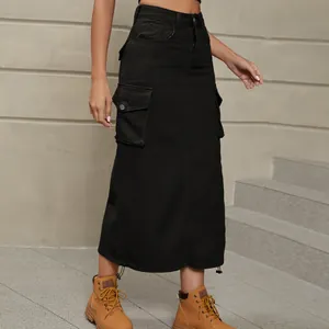 Détail d'une jupe longue cargo en denim noir avec poches à rabat pratiques