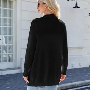Vista trasera detallada de un cárdigan largo de punto negro para mujer, estilo informal