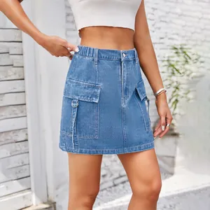 Mini-jupe cargo en jean délavé bleu clair à taille haute avec poches à anneaux en D