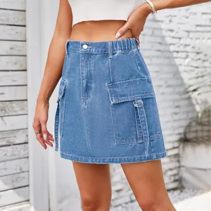 Mini-jupe cargo en denim bleu à taille haute avec poches utilitaires et détails d'anneaux.