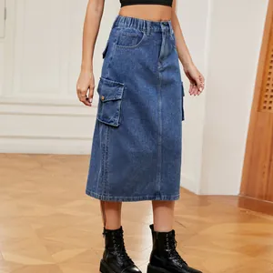 Jupe midi cargo en denim bleu élégante avec taille élastique et grandes poches latérales