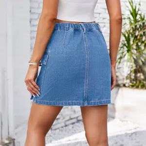 Vue arrière d'une mini-jupe cargo en jean bleu délavé avec taille élastique souple.