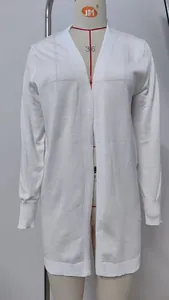 Elegante cárdigan de punto blanco de manga larga con un diseño de frente abierto