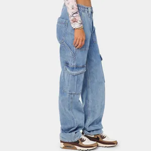 Seitenansicht einer hellblauen Denim-Cargohose für Damen mit großen Seitentaschen.